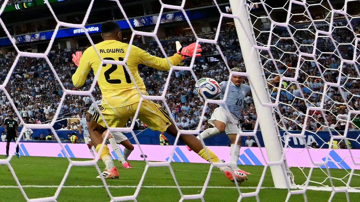 السعودية تخسر 7 نقاط في كأس العالم بأهداف “الوقت القاتل