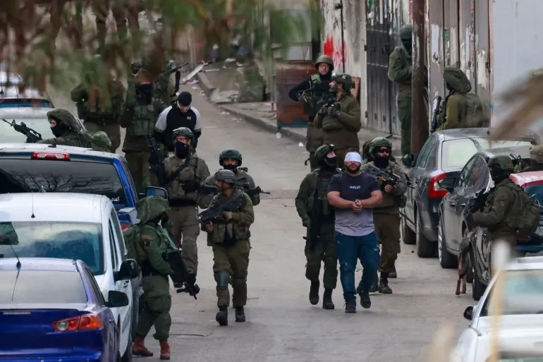 بالأسماء.. الاحتلال يعتقل 13 فلسطينيًا بينهم طفل خلال حملة مداهمات بالضفة
