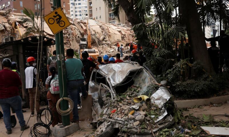فنزويليون عالقون أحياء تحت الأنقاض بعد زلزالين أوديا بـ 235 شخصا 