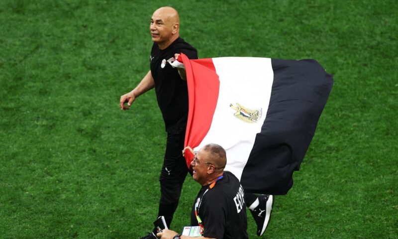 بكاء حسام حسن يخطف الأنظار.. ماذا قال للاعبيه بين شوطي مباراة نيوزيلندا؟
