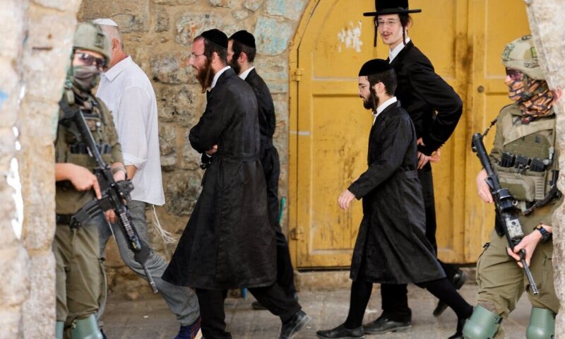 مستوطنون إسرائيليون يهاجمون منازل فلسطينيين بالضفة الغربية