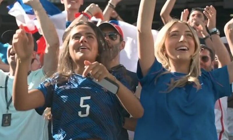 “الأجمل”.. فرنسيتان تخطفان الأضواء من مشجعي كأس العالم