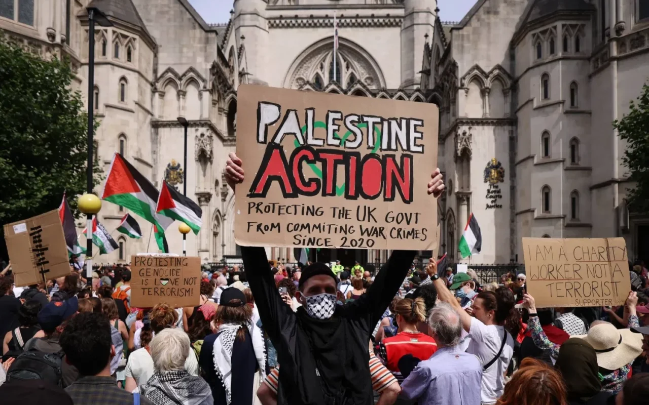 محكمة بريطانية تؤيد حظر “فلسطين أكشن”