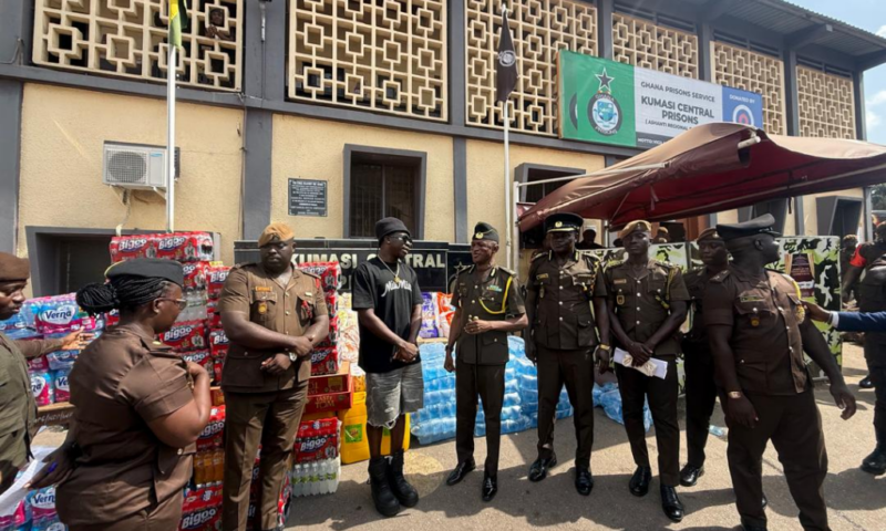 Stonebwoy calls for increase in prison inmates’ feeding allowance after Kumasi Central Prisons visit