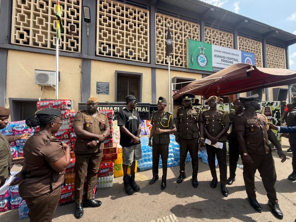 Stonebwoy calls for increase in prison inmates’ feeding allowance after Kumasi Central Prisons visit