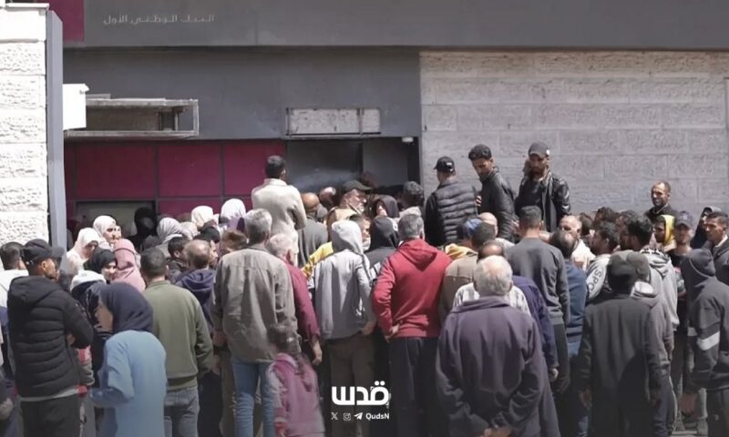 “خنق مالي” في زمن الحرب.. غزيون يتهمون بنك فلسطين بتجميد حساباتهم واحتجاز مدخراتهم