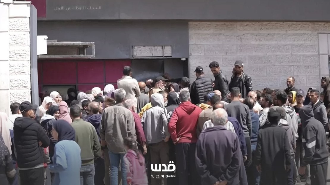 “خنق مالي” في زمن الحرب.. غزيون يتهمون بنك فلسطين بتجميد حساباتهم واحتجاز مدخراتهم