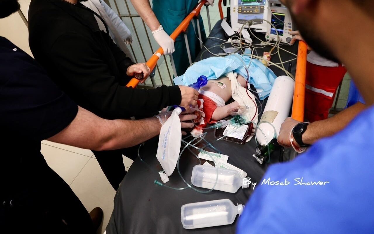 استشهاد رضيع وإصابة والديه برصاص الاحتلال في الخليل