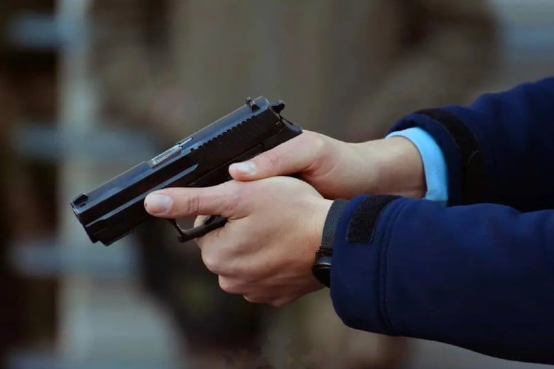 مفتش شرطة يطلق النار في أولاد النمة
