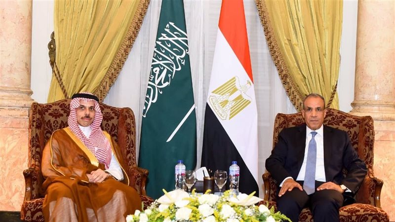وزير الخارجية يبحث مع نظيره السعودي سبل تعزيز العلاقات الثنائية والتطورات الإقليمية