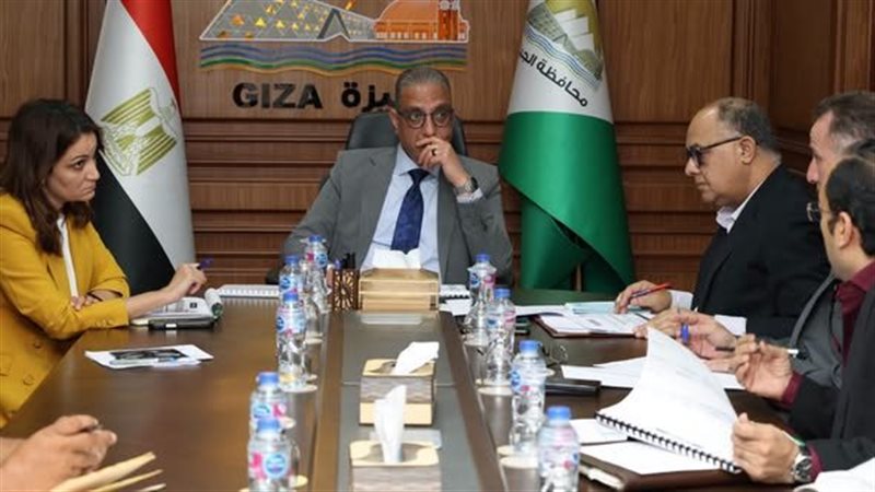 خلال اجتماعه برئيس حي جنوب، محافظ الجيزة يشدد على تكثيف حملات النظافة والإشغالات