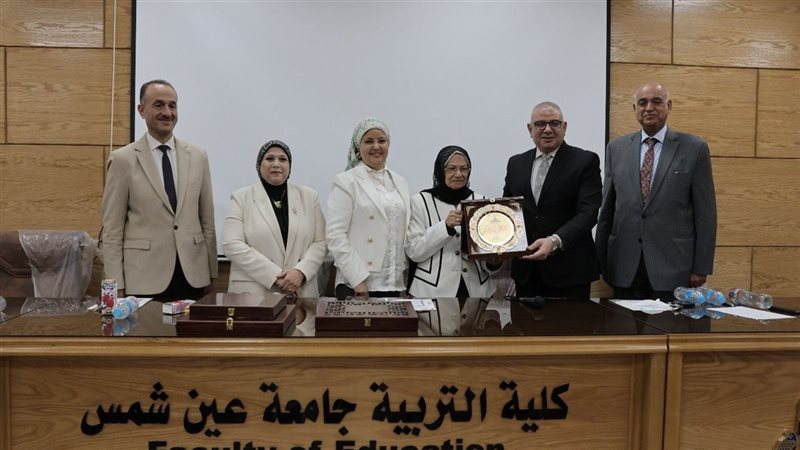 تربية عين شمس تحتفل بتخريج الدفعة الأولى من برنامج رفع كفاءة التدريس باللغة الإنجليزية