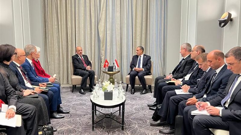 وزير الخارجية ونظيره التونسي يؤكدان تعزيز التعاون الاقتصادي والتجاري بين البلدين