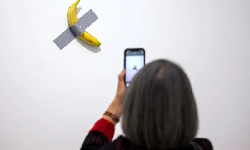 French museum reports theft of arty banana