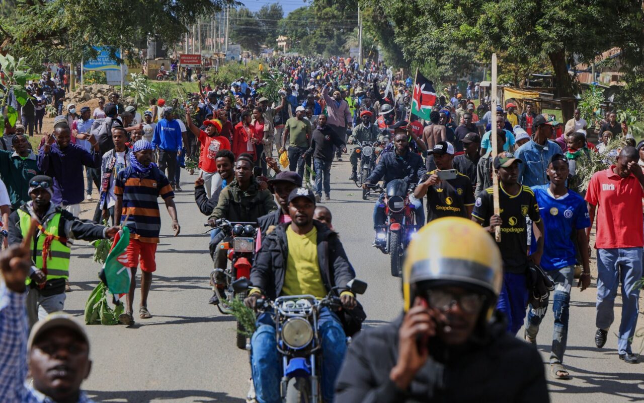 Hundreds protest plans to quarantine US Ebola patients in Kenya