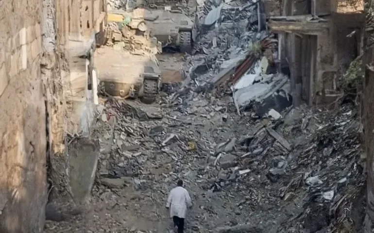الاحتلال ينقل الطبيب حسام أبو صفية إلى العزل الانفرادي في سجن نفحة