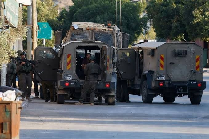 الاحتلال يواصل اقتحاماته في الضفة والقدس.. اعتقالات واعتداءات للمستوطنين على الفلسطينيين