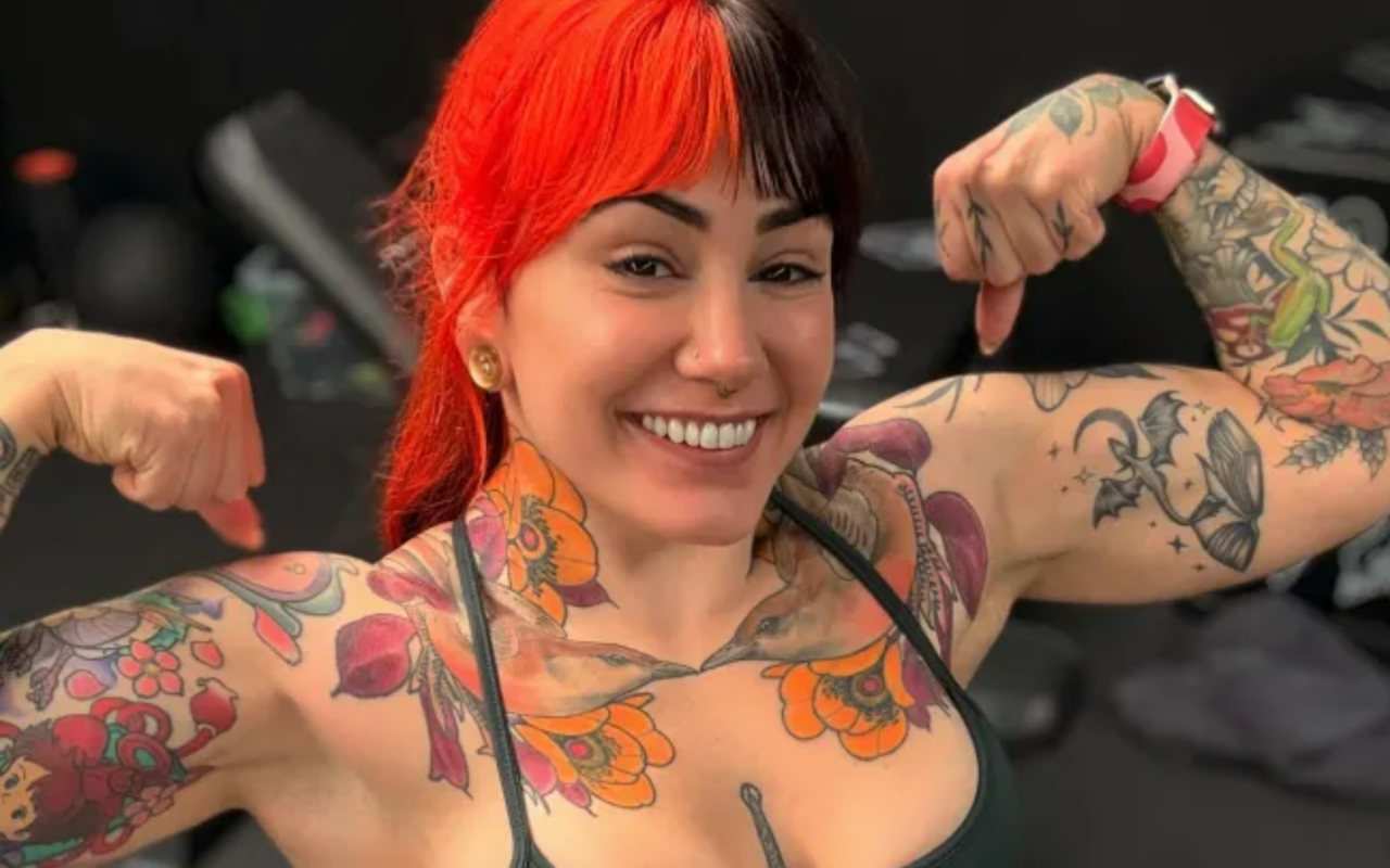 I’m a tiny tattooed powerlifter – I’m stronger than most men at my gym & deadlift 155kg, trolls hate it