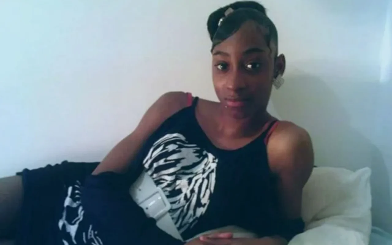 Evil mum took baby she & partner had killed just hours earlier onto bus & begged traumatised passengers to SAVE her