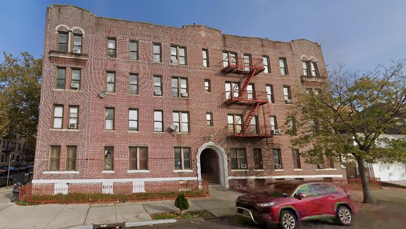Shocked NYC tenant fatally stabs violent ex-con burglar with own knife in struggle to disarm him: sources, report
