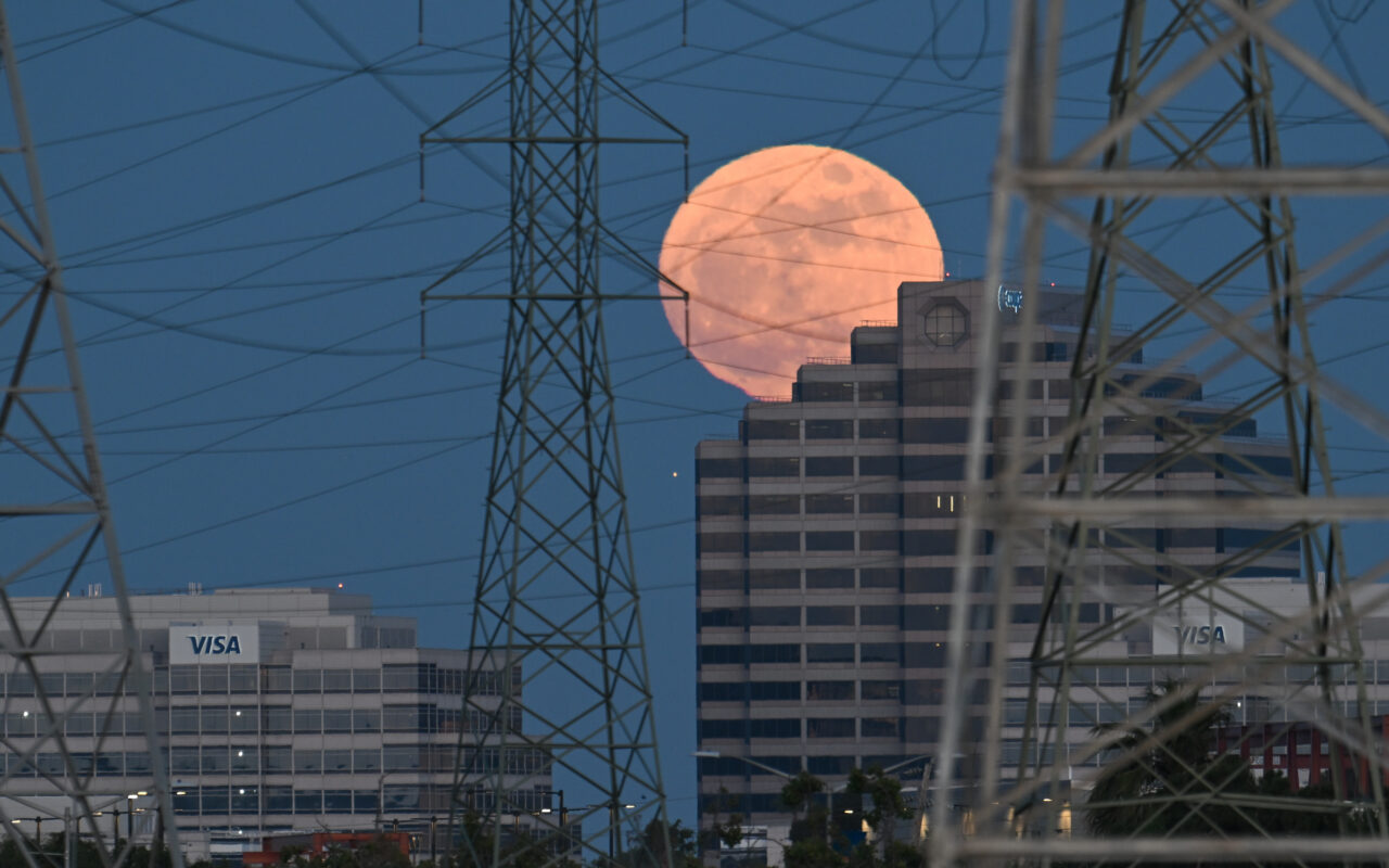 Mesmerizing rare moon seen over San Francisco in stunning time-lapse
