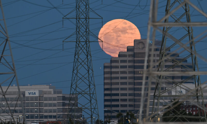 Mesmerizing rare moon seen over San Francisco in stunning time-lapse