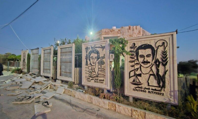 شاهدl الاحتلال يحطم جداريات لشهداء ورموز فلسطينية جنوب الخليل