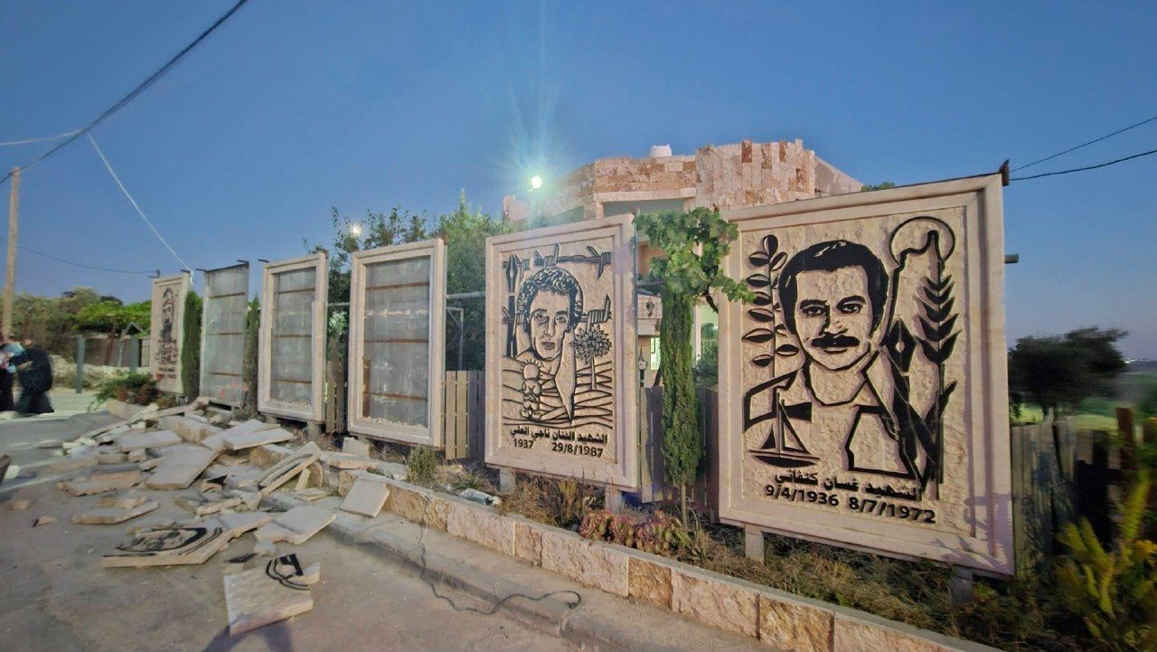 شاهدl الاحتلال يحطم جداريات لشهداء ورموز فلسطينية جنوب الخليل