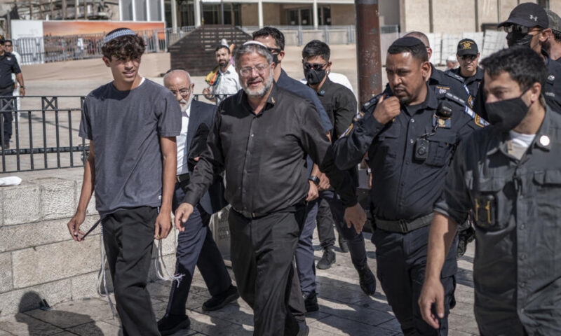 بن غفير يدخل باحات المسجد الأقصى برفقة مئات اليهود لإحياء “ذكرى خراب الهيكل”