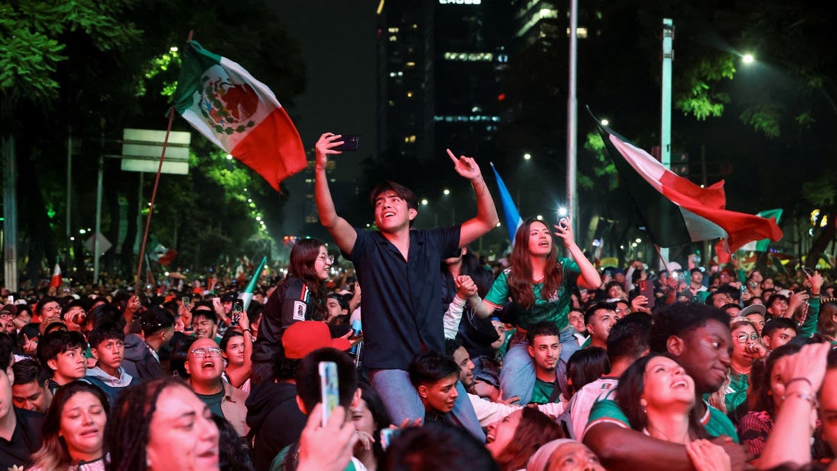 وفاة 3 مكسيكيين “اختناقاً” خلال احتفالات تأهل المنتخب