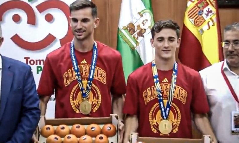 “طماطم”.. أغرب تكريم لغافي ورويز بعد فوز إسبانيا بكأس العالم