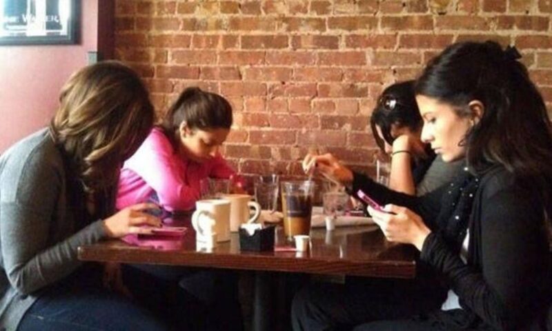 نتيجة صادمة.. كم مرة تلتقط هاتفك يوميًا؟