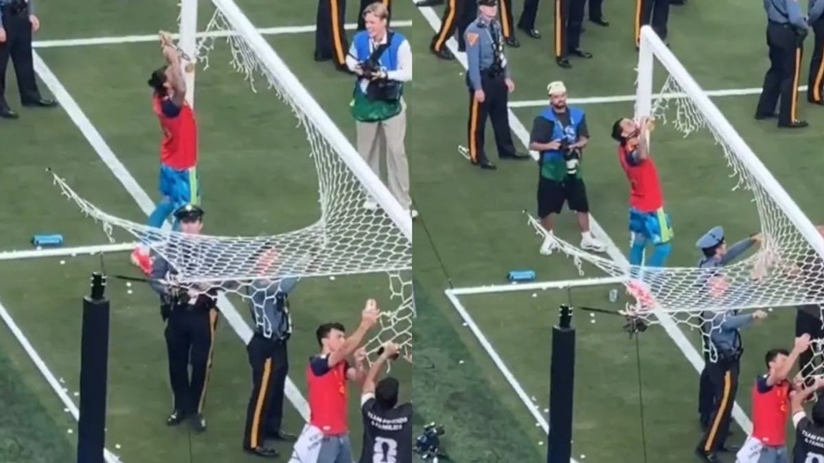 فيديو.. حارس إسبانيا ينجو بأعجوبة من حادث خطير بميدالية كأس العالم