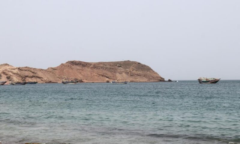 حرب إيران تتوسع إلى البحر الأحمر وبحر قزوين وسط استمرار الحصار البحري الأمريكي