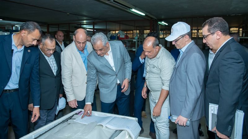 وزير الدولة للإنتاج الحربي يتفقد شركة بنها للصناعات الإلكترونية لمتابعة سير العملية الإنتاجية
