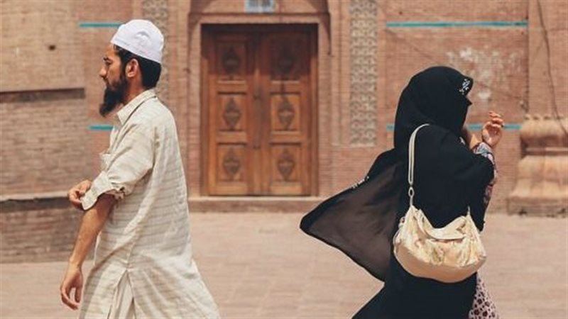 اتباعًا لنهج الصحابيات، تعرف على حكم تلقي النساء العلم من الرجال