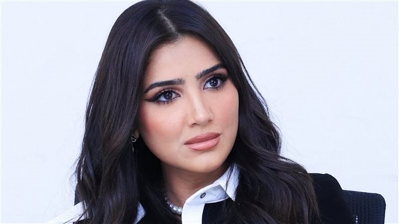 مي عمر تخطف الأنظار بتيشرت المنتخب في العرض الخاص لفيلم شمشون ودليلة (فيديو)