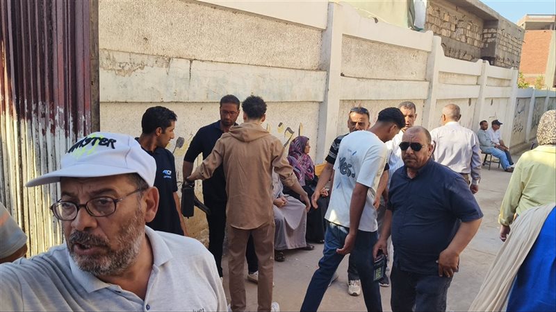 تفتيش طلاب الثانوية العامة على أبواب لجان الامتحانات بالدقهلية