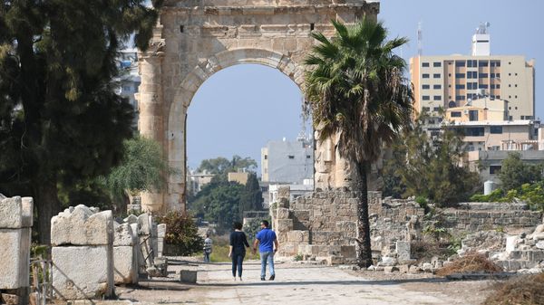 بين آثار الحرب ورائحة البحر… شاطئ صور يستعيد نبض الحياة استعدادا لصيف جديد