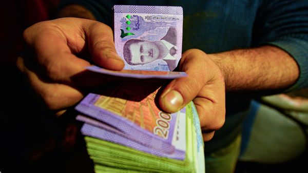 سوريا.. رفض التعامل بالعملة القديمة يشعل احتجاجات في ريف دير الزور.. ودمشق تعلق