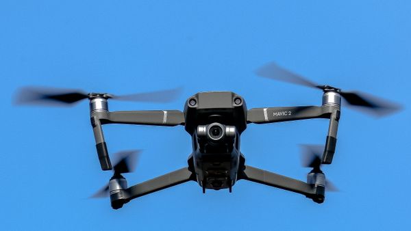 لحظات تحبس الأنفاس… “درون” ينقذ قطة من الغرق بطريقة غريبة