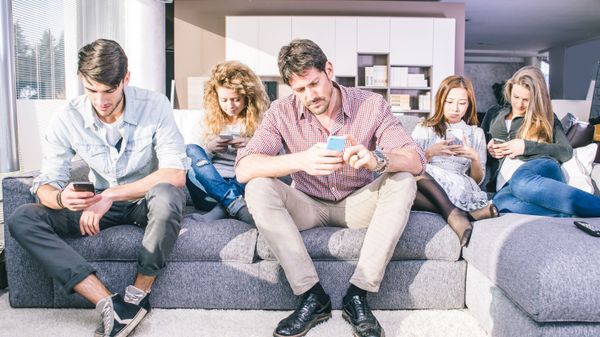 كيف يمكن للهواتف المحمولة أن تؤثر على شكل الجسم والصحة العامة؟