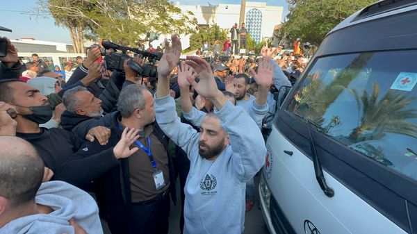أسرى فلسطينيون محررون لـ “سبوتنيك”: “سجن التماسيح” يكشف عن عقلية البطش الإسرائيلية