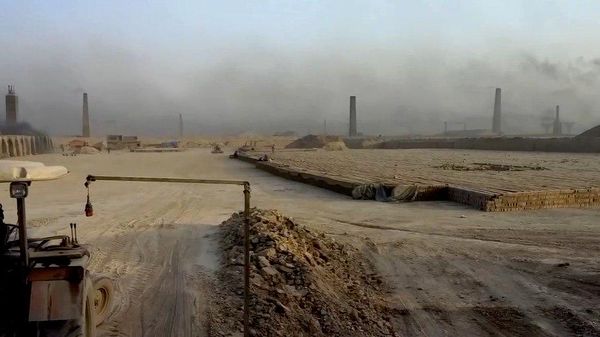 العراق تحت سحابة سوداء… معامل الطابوق تهدد بغداد بكارثة بيئية