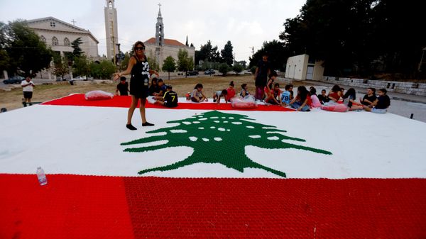 عجلتون اللبنانية تدخل تحدي “غينيس” بأكبر علم لبناني مصنوع من أغطية بلاستيكية