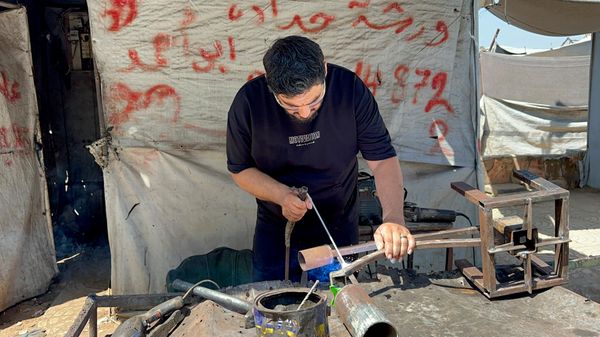 غاز حديدي من ركام الحرب… ابتكار فلسطيني يشعل مواقد النازحين بزيت الطهي