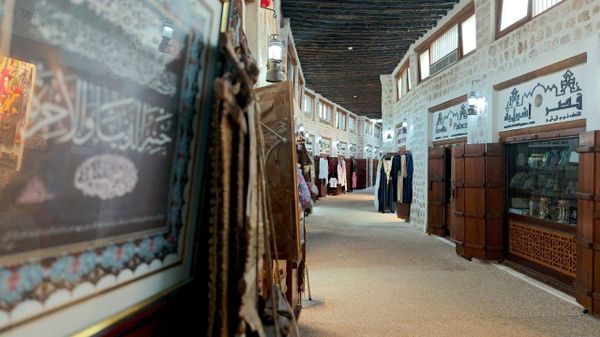 سوق “العرصة”… أقدم أسواق الإمارات حيث يمتزج التاريخ بالحرفة.. صور