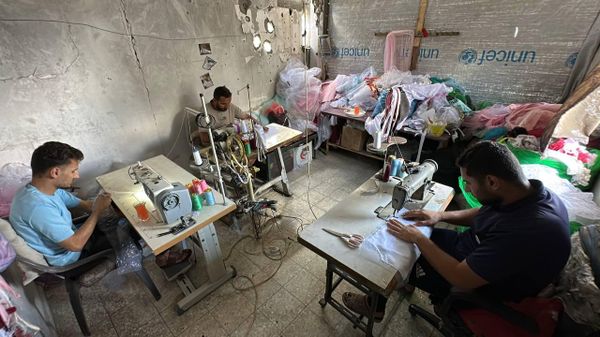 خياط يعيد تدوير الأقمشة البالية ويحولها إلى فساتين زفاف في غزة