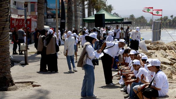 بين الركام والأمل… متطوعون يعيدون الحياة إلى مدينة صور جنوبي لبنان