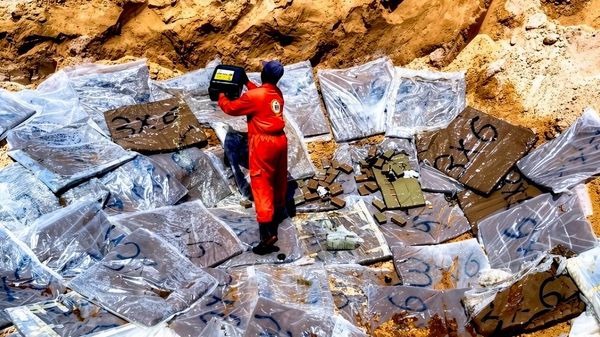الجمارك الليبية تتلف شحنة حشيش تتجاوز 5 أطنان في مصراتة… صور